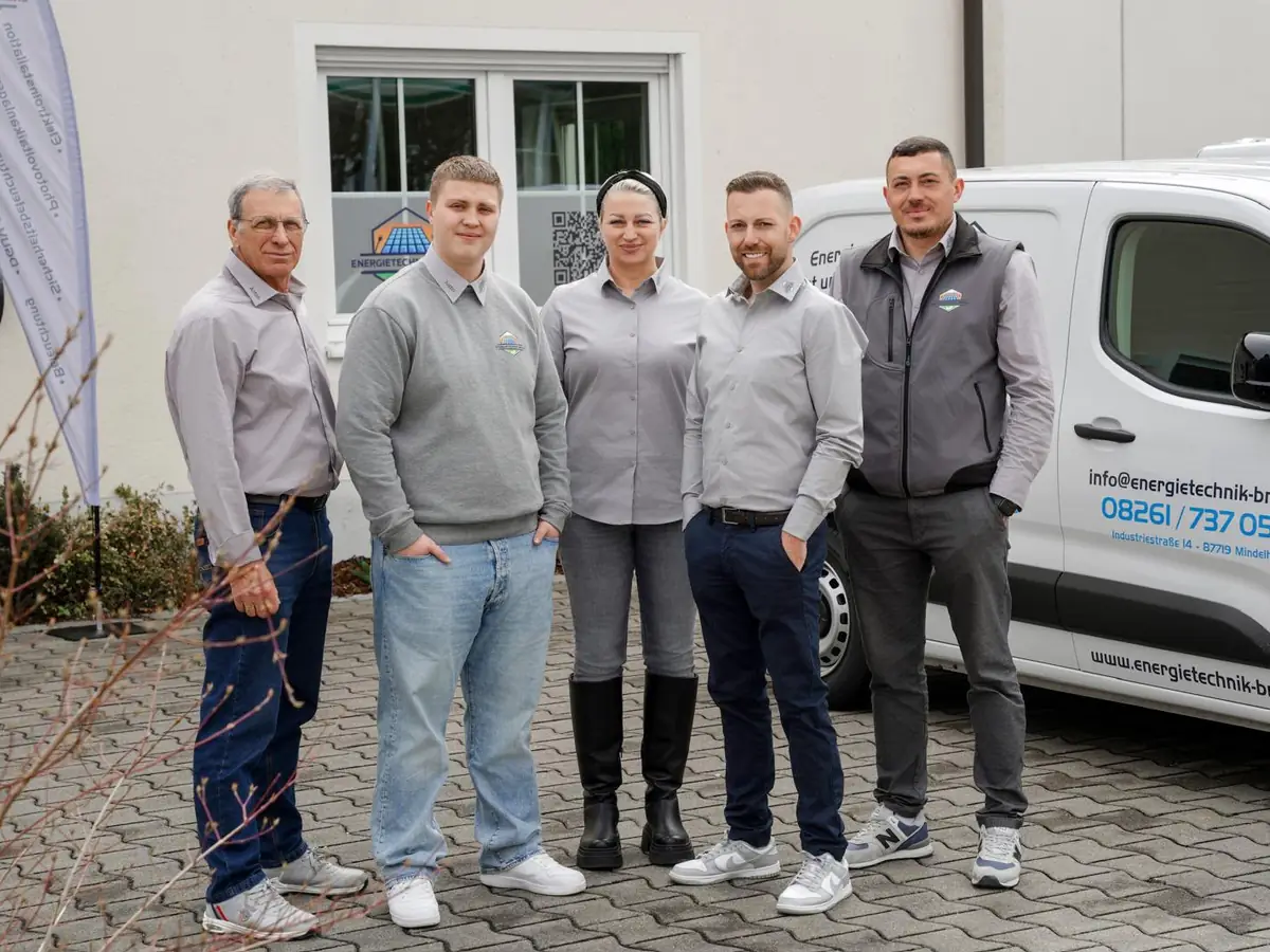 Das Team von Energietechnik Broll vor dem Firmensitz in Mindelheim, daneben ein Firmenwagen