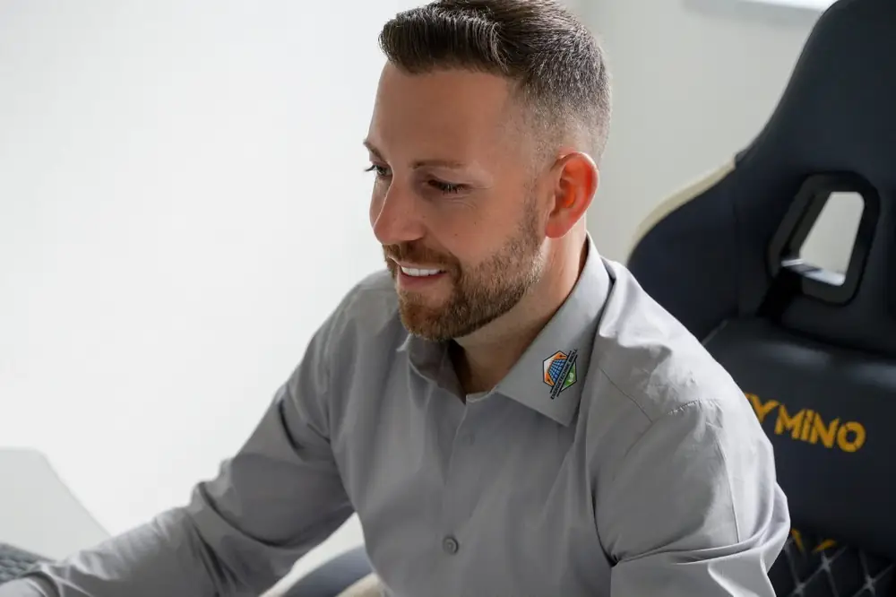 Kevin Broll im Büro am Schreibtisch