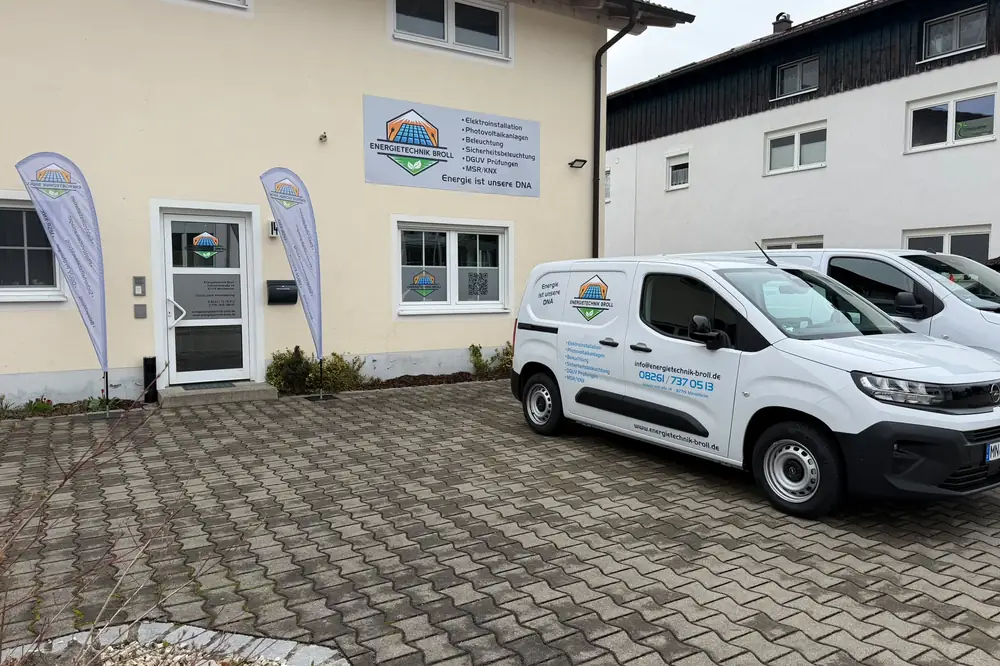 Firmengebäude mit Fahrzeugen von Energietechnik Broll