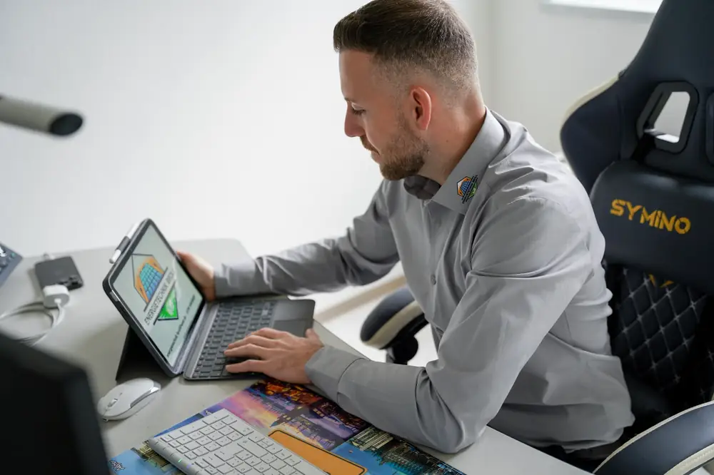 Planung am Tablet im Büro