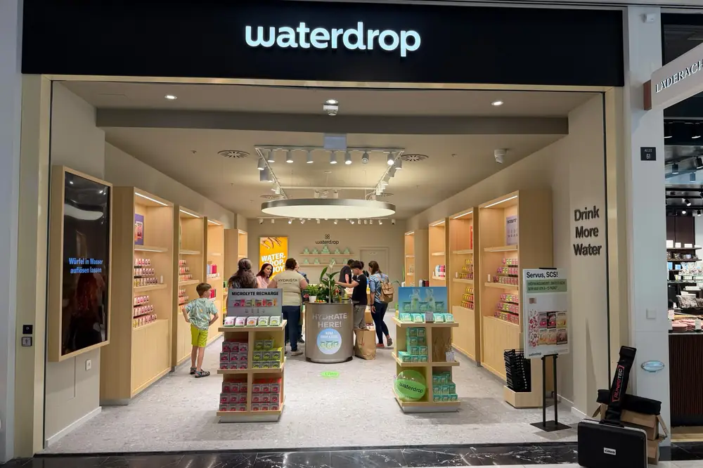 Ladengeschäft von Waterdrop mit beleuchteter Front