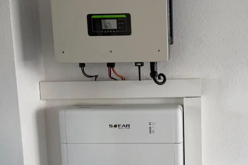 Wechselrichter und Batteriespeicher an einer Hauswand